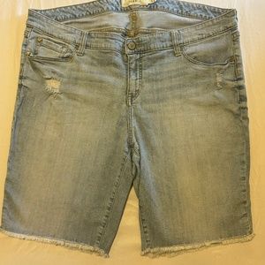 Torrid | Frayed Hem Light Wash Jean Shorts | Size 20